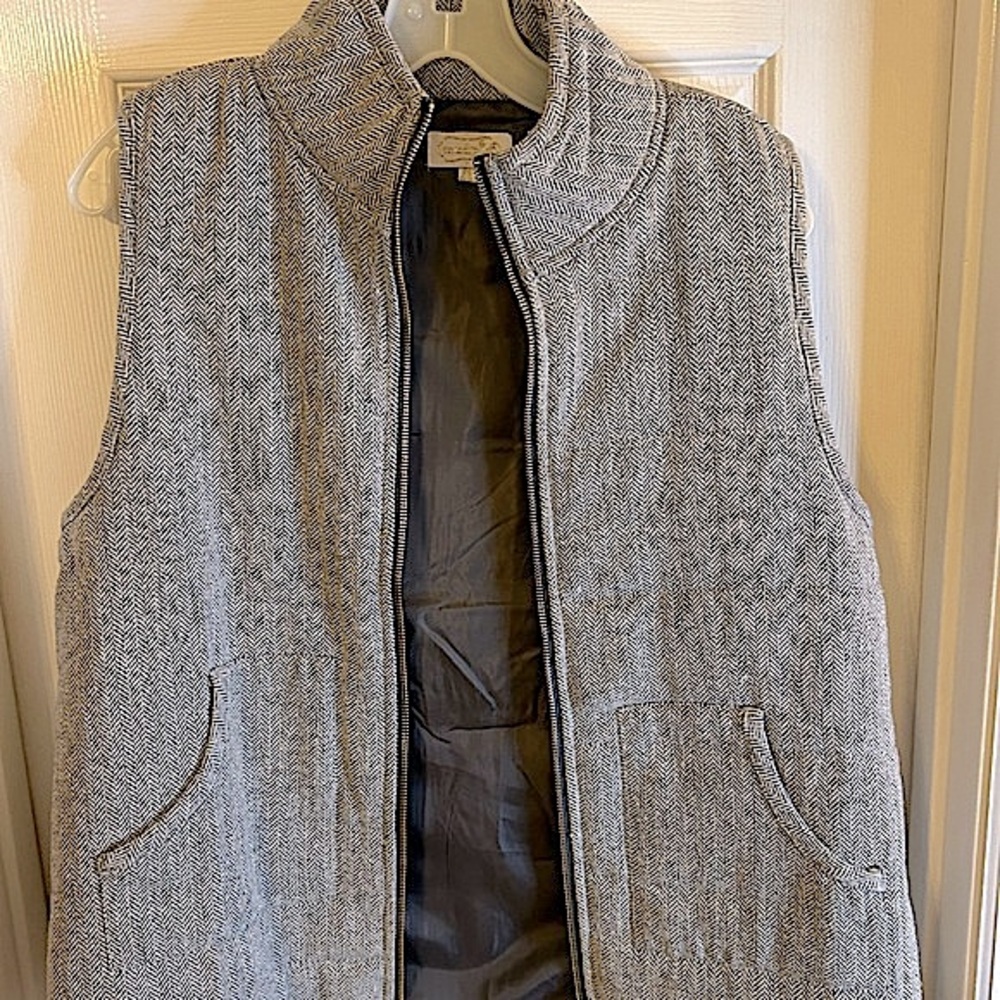 Women’s white/black, size medium, Mud Pie vest. New, never worn.